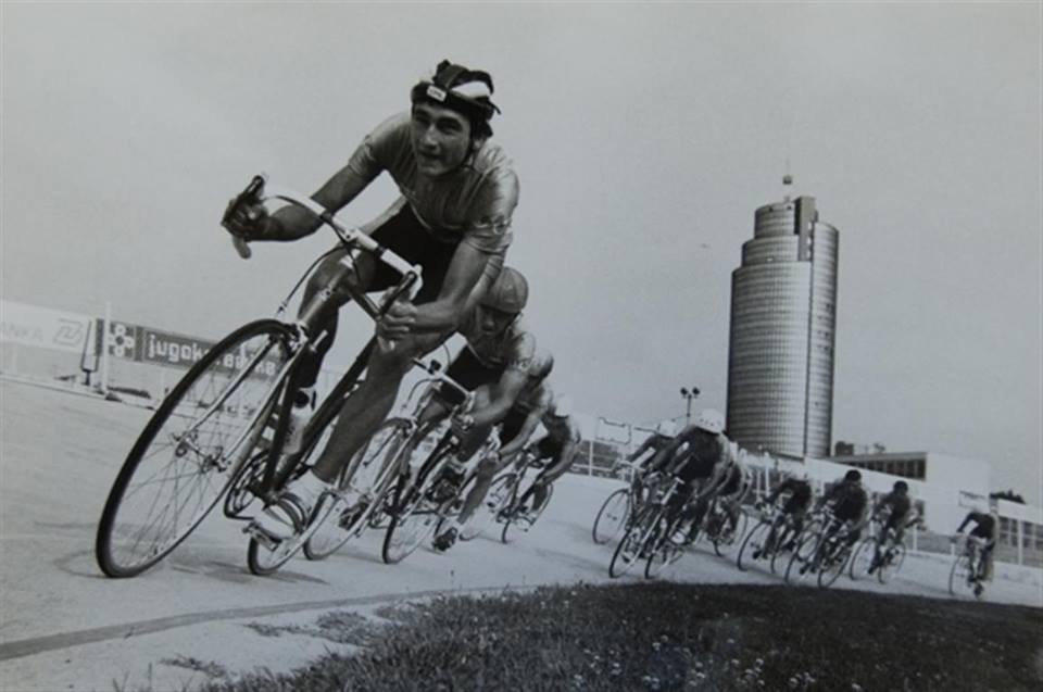 Kranjčevićeva ulica 1987. godine. Biciklisti na biciklističkoj stazi NK Zagreba